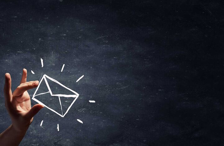 Hand hält ein gezeichneten Brief